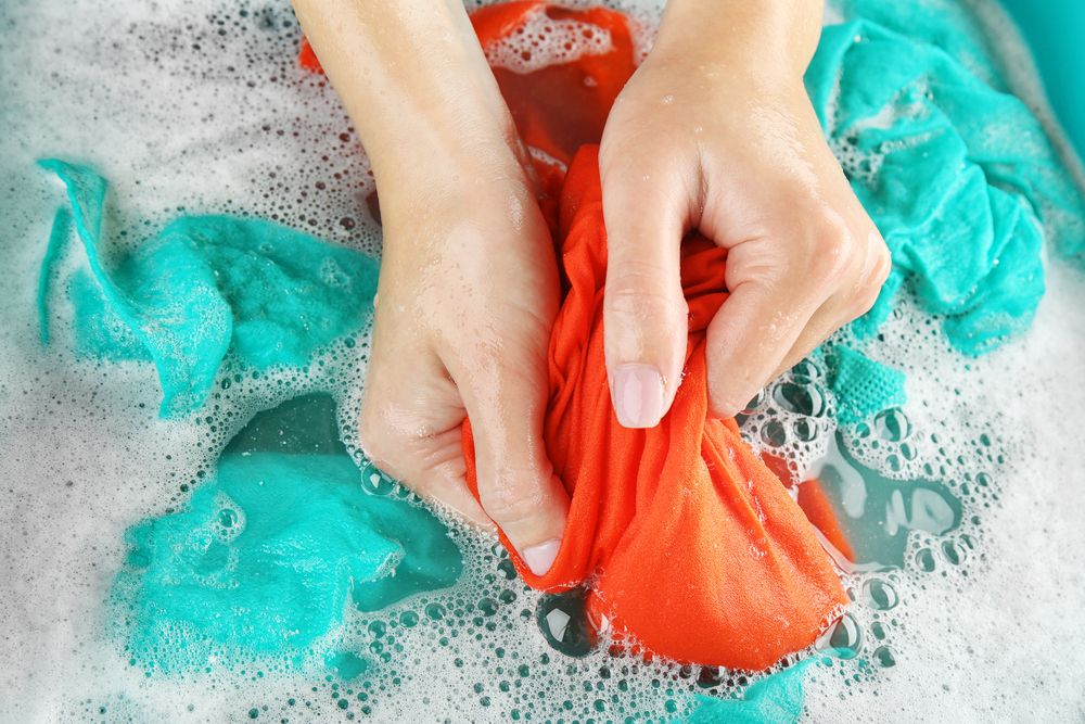 Giặt áo để bằng tay để giảm thiểu khả năng quần áo bị ra màu - Vải Vân Sinh