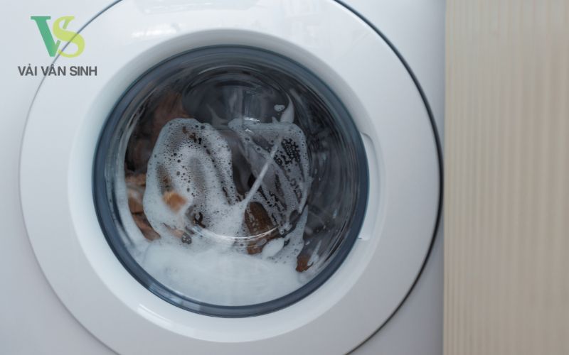 Cách làm sạch bụi vải bám trên quần áo bằng máy giặt