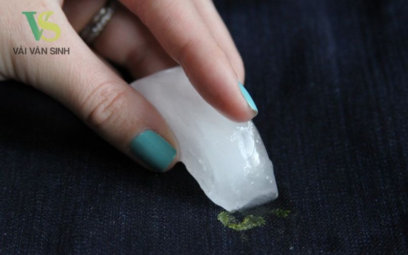 Cách tẩy kẹo cao su bằng đá lạnh