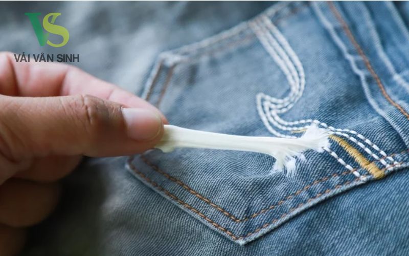 Cách tẩy kẹo cao su dính vào quần áo bằng kem đánh răng