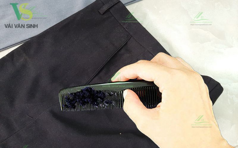 Cách chữa quần áo bị xù lông bằng lược răng nhỏ